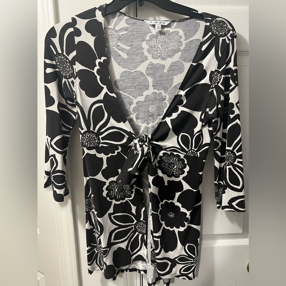 CAbi WOMENS MEDIUM FLORAL TIE FRONT 3/4 SLEEVES TOP SIZE M